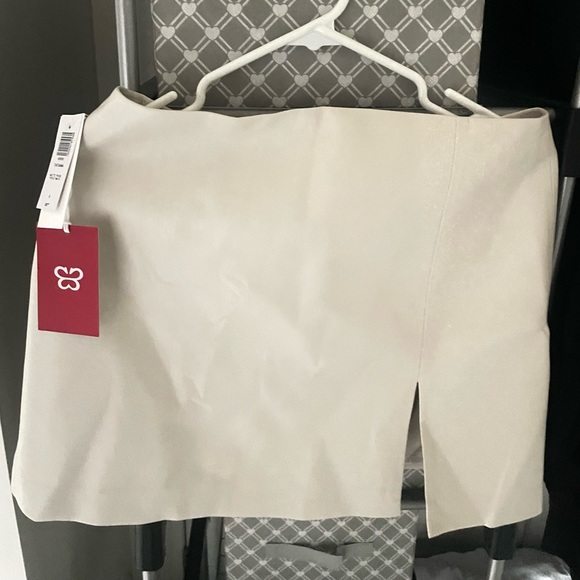 White leather Aritzia skirt - Never worn* - Picture 2 of 4